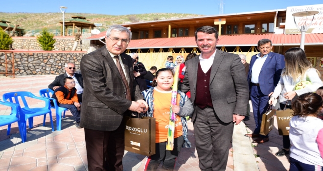 TÜRKOĞLU’NDA DOWN SENDROMLU ÇOCUKLARA AT İLE TERAPİ EĞİTİMİ VERİLİYOR