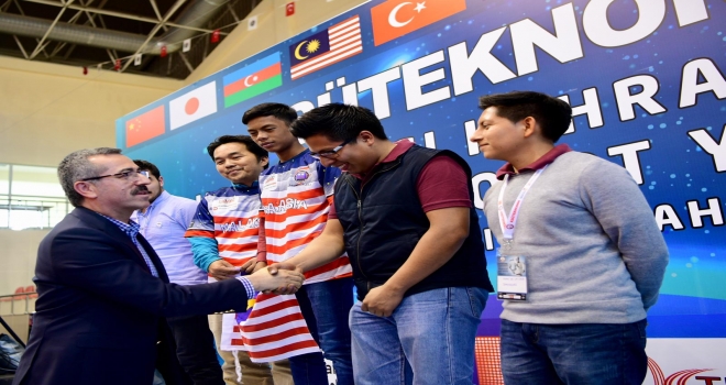 ROBOT YARIŞMASI ÖDÜLLERİ DAĞITILDI