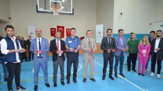 Üniversite öğrencileri "waldorf" bebeklerini sergiledi