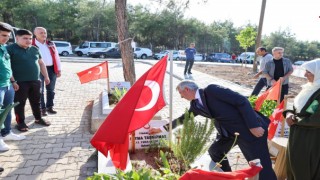 Kahramanmaraş Valisi Ünlüer, Kurban Bayramında Deprem Şehitlerini Ziyaret Etti!