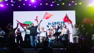 Edip Akbayram ve Kızı Türkü Akbayram’dan Şehitkamil’de Unutulmaz Zafer Bayramı Konseri