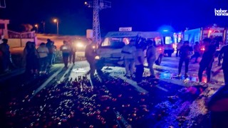 Kahramanmaraş'ta Domates Yüklü Römorka Çarpan Minibüs Hurdaya Döndü: 4 Kişi Ağır Yaralı!