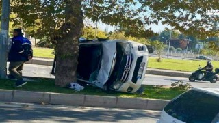 Kahramanmaraş’ta Araç Refüjdeki Ağaca Çarptı:2'si Ağır 5 Yaralı!