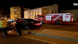 Kahramanmaraş'ta Lüks Araç Aydınlatma Direğine Çarptı, Sürücü Kaçtı