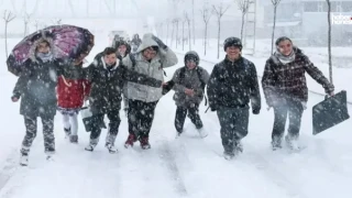 24 Şubat Pazartesi: Yoğun Kar Yağışı ve Buzlanma Nedeniyle Okullar Tatil!