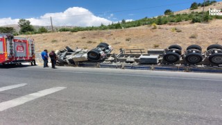Kahramanmaraş'ta Saman Yüklü Tır Devrildi, Sürücü Yaralı Kurtarıldı