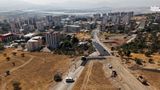 Kahramanmaraş Büyükşehir, Şehrin Yeni Doğu – Batı Ulaşım Aksında Asfalt Mesaisini Sürdürüyor