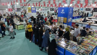 Kahramanmaraş Büyükşehir’in Kitap Fuarı Dokuzuncu Gününde de Ziyaretçi Akınına Uğradı