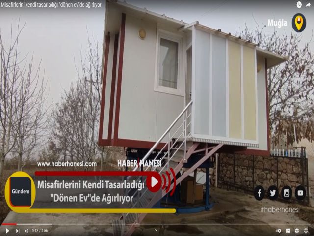 Misafirlerini kendi tasarladığı "dönen ev"de ağırlıyor.