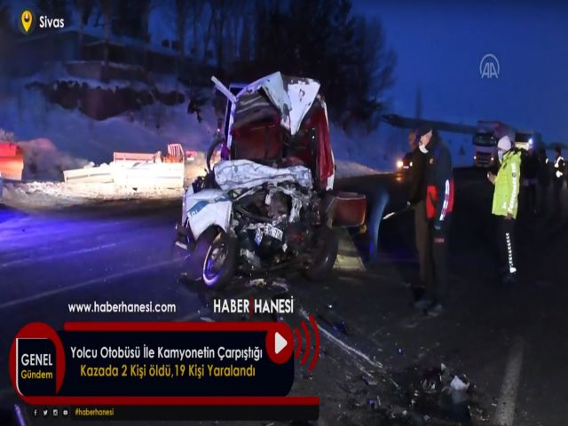 Yolcu Otobüsü İle Kamyonetin Çarpıştığı Kazada 2 Kişi öldü,19 Kişi Yaralandı